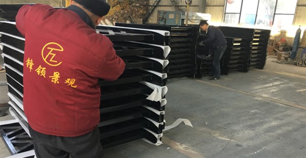 车间防撞护栏不仅造型美观，防护能力也很强