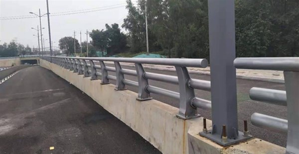 河南锋领不锈钢道路护栏更美观、更安全性