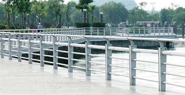 河道护栏的立柱安装是怎样施工的？