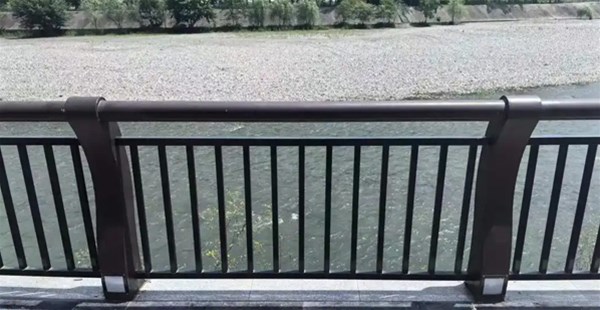 市政护栏必须具备防眩光的作用