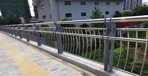 不锈钢复合管栏杆的特点